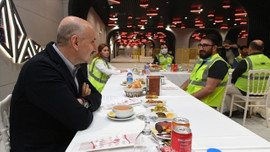 Bakan Karaismailoğlu işçilerle iftar yaptı