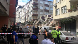 Zeytinburnu'nda daha önce boşaltılan bina çöktü