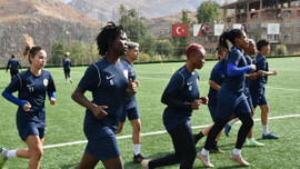 Hakkari’deki Ganalı kadın futbolcular!