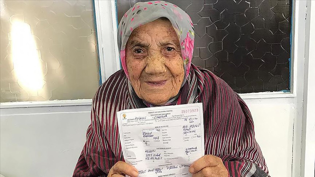 112 yaşındaki 'Güllü nine' AK Parti'ye üye oldu