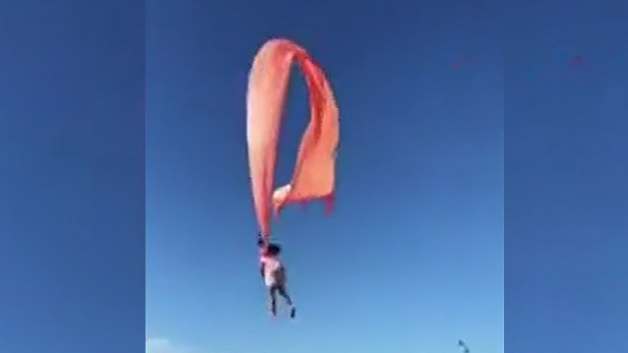 Uçurtmaya tutunan çocuk 30 metre uçtu