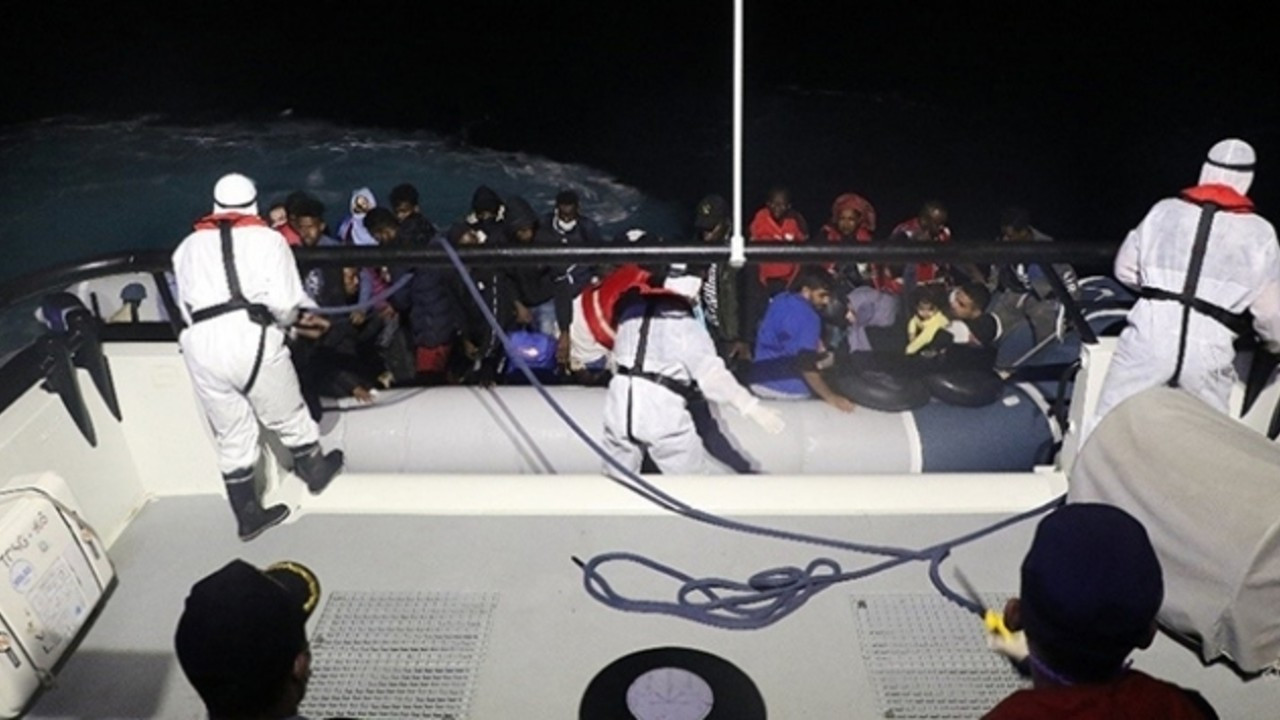 Türk karasularına itilen göçmenler kurtarıldı