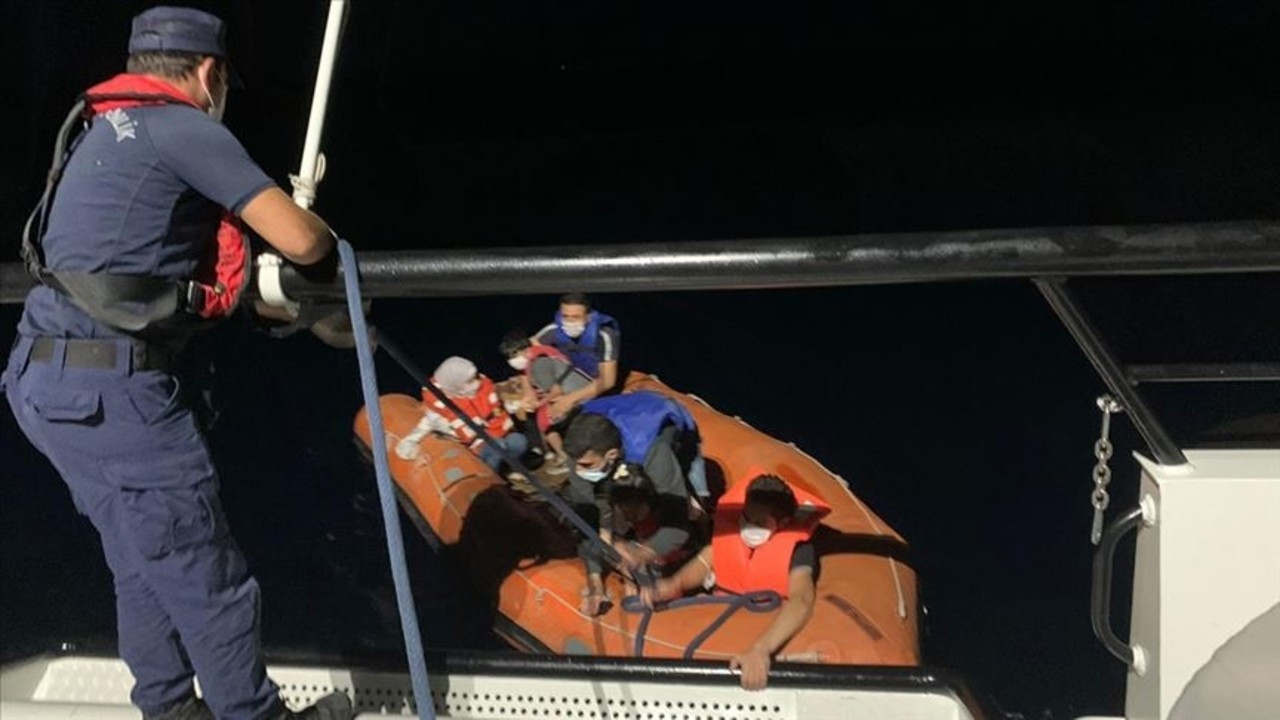 Türk kara sularına itilen 6 sığınmacı kurtarıldı