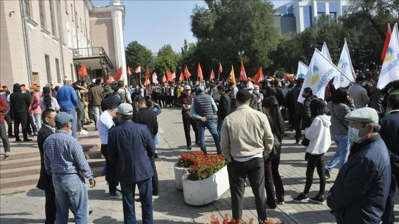 Kırgızistan'da seçim sonuçları protesto edildi.