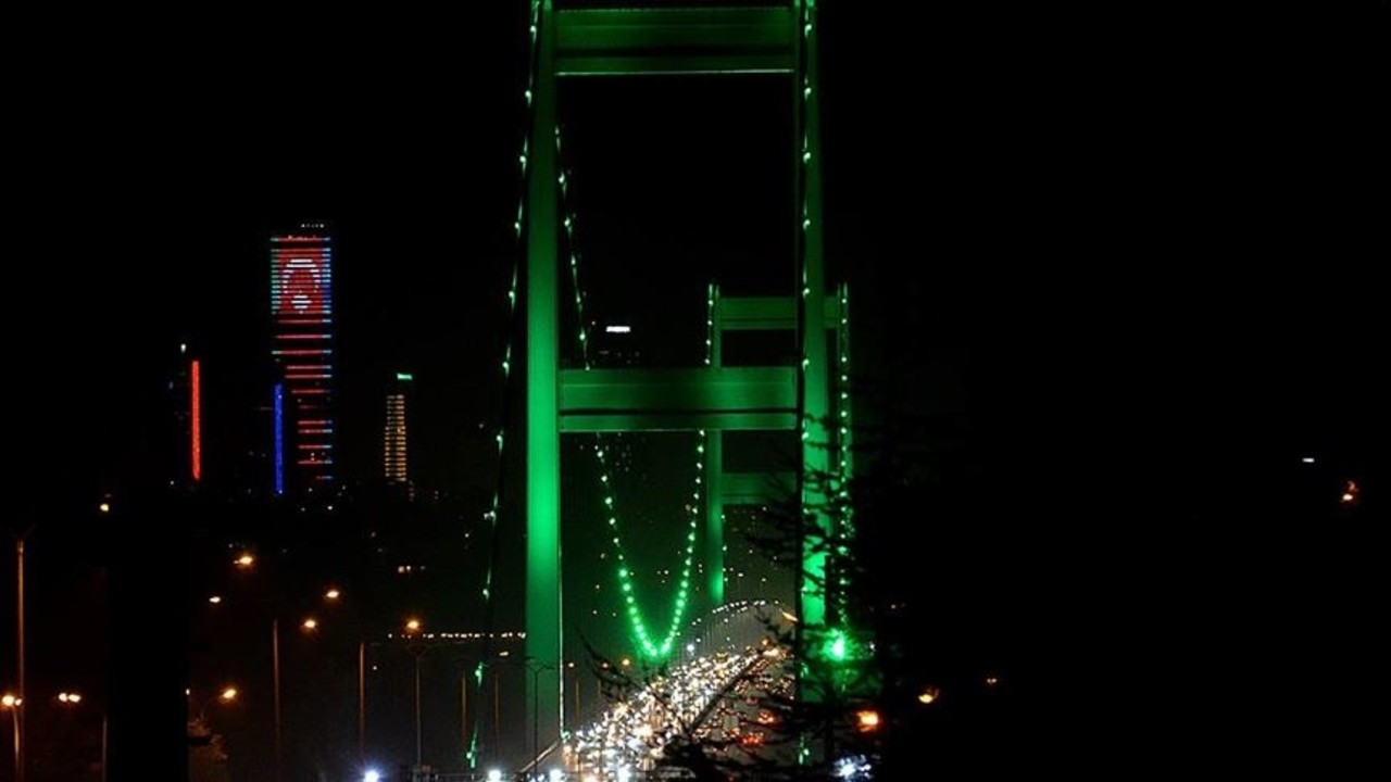 İstanbul'un köprüleri yeşile büründü