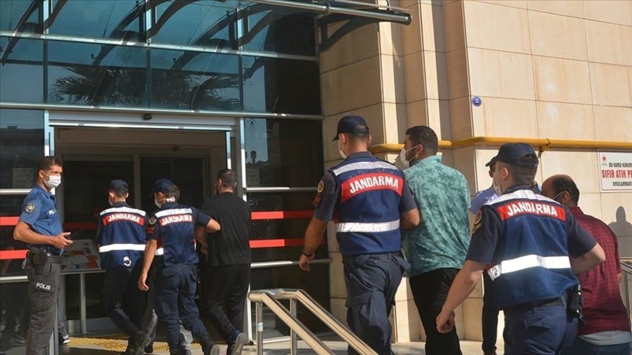 İzmir'de zimmet operasyonu: 11 gözaltı