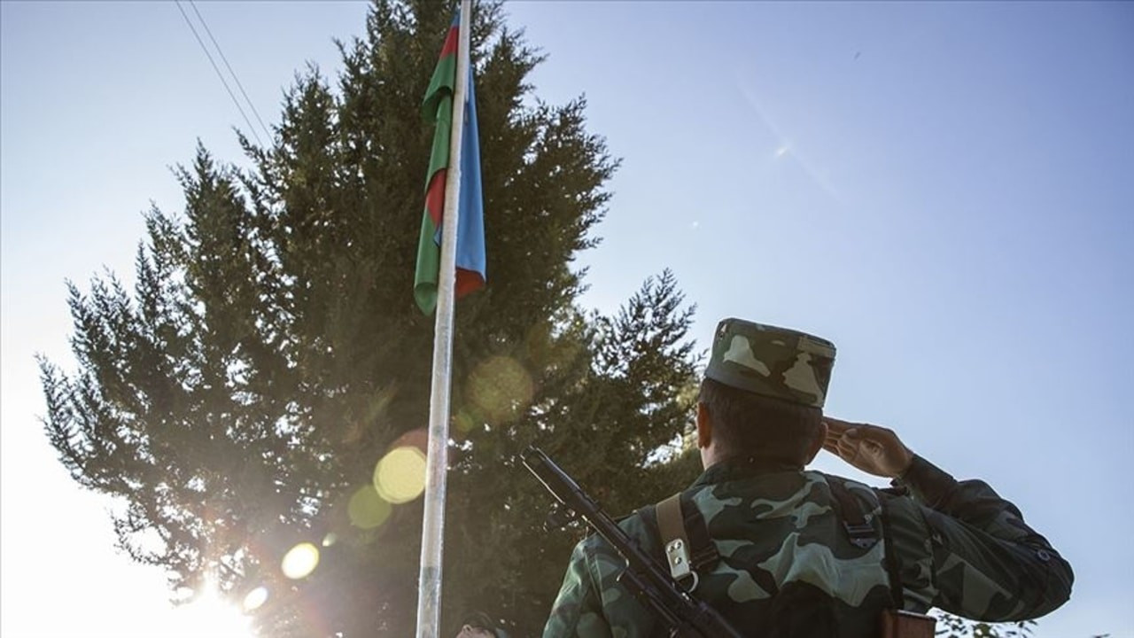 Zengilan'da karakollara Azerbaycan bayrağı asıldı