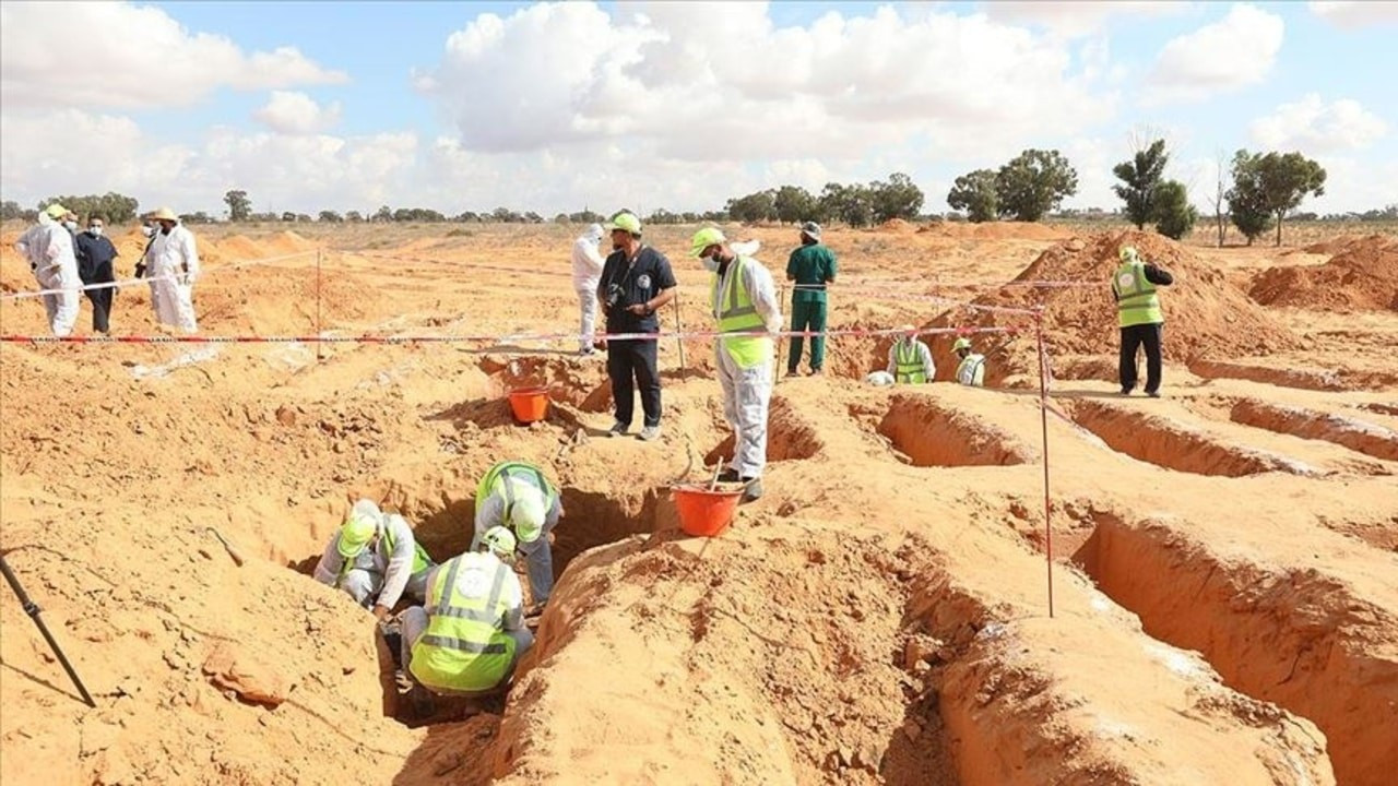 Libya'daki toplu mezarlarda yeni cesetler çıkıyor
