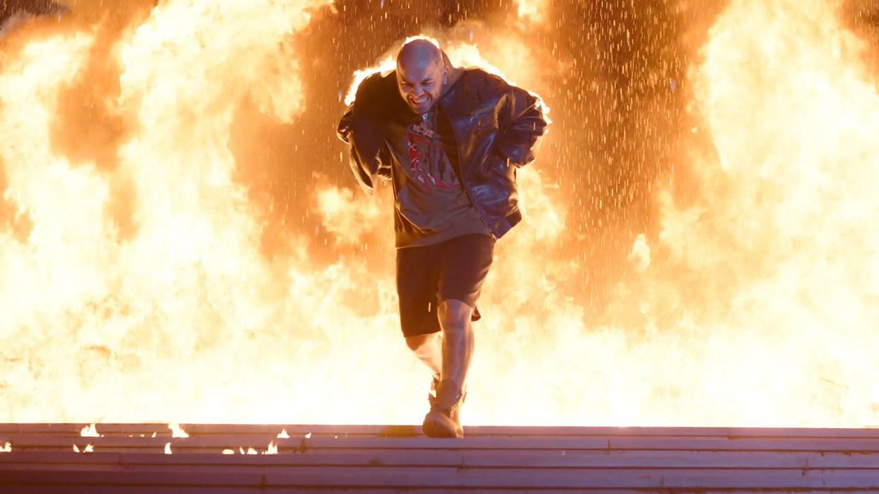 Klip çekiminde alev aldı