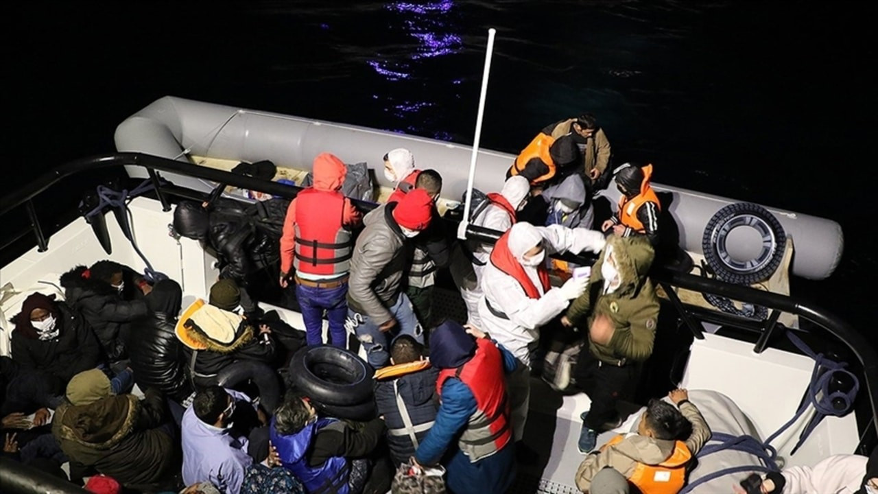 Türk kara sularına itilen 162 sığınmacı kurtarıldı
