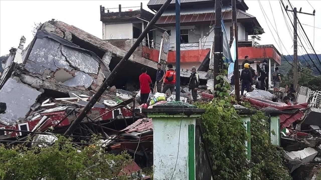Endonezya'daki depremde 321 ölü