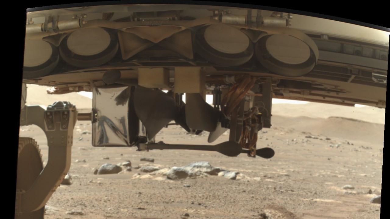 NASA, Ingenuity'nin ilk fotoğrafını paylaştı