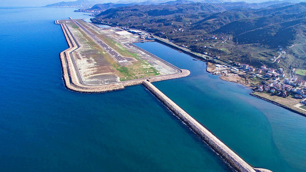 Denizin üzerindeki Ordu-Giresun Havalimanı