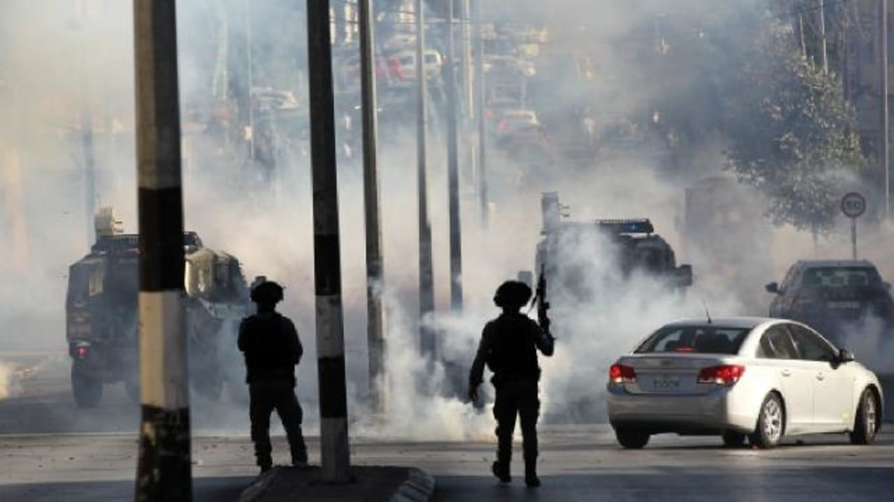 Bayrak yürüyüşünü protesto edenlere müdahale