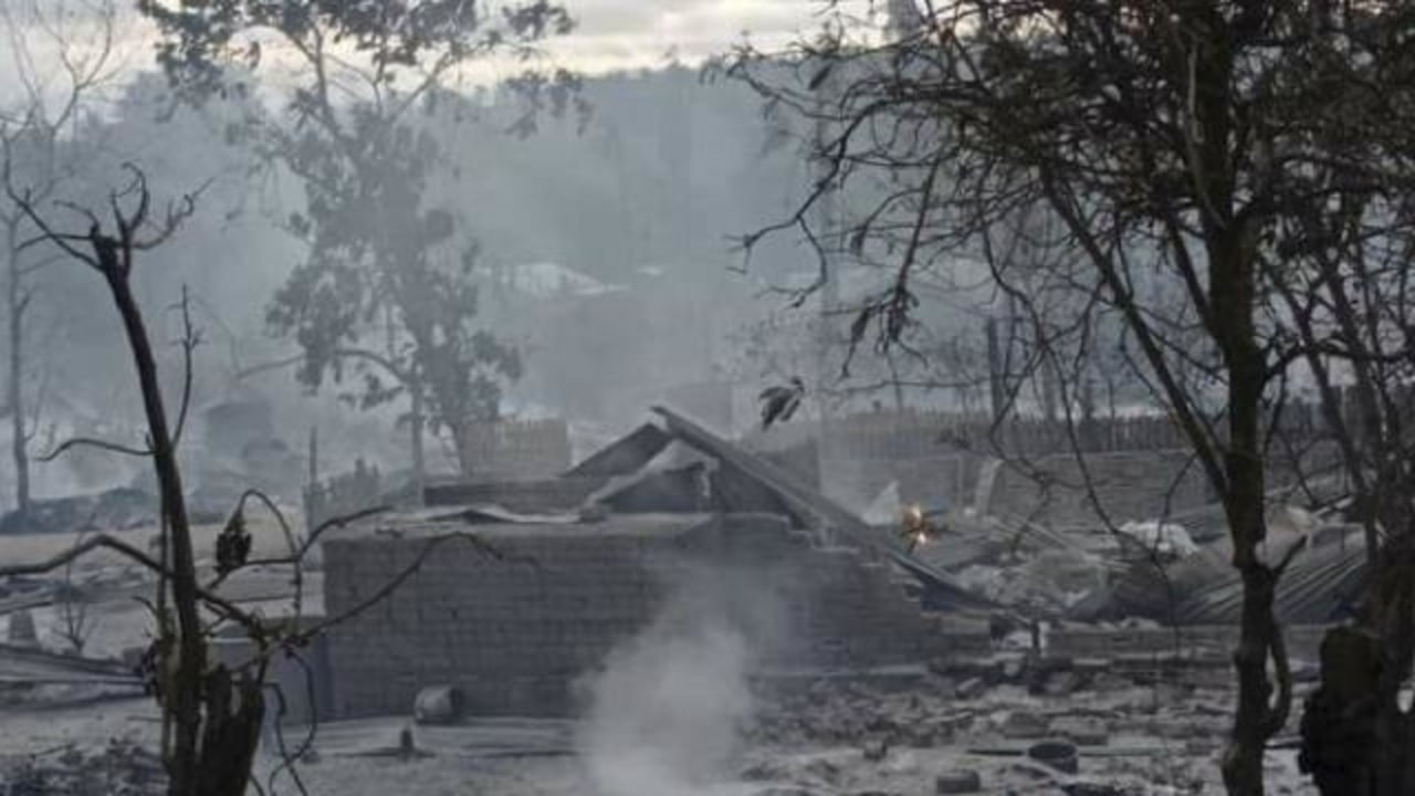 Myanmar’da ordunun bir köyü ateşe verdiği iddiası