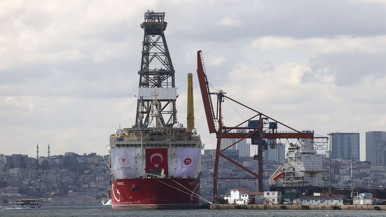 Yavuz Sondaj Gemisi Haydarpaşa Limanı'na yanaştı