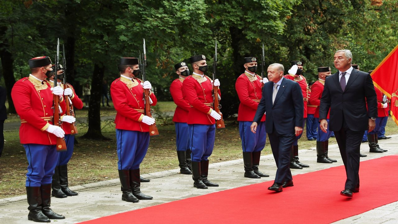 Erdoğan Karadağ'da resmi törenle karşılandı