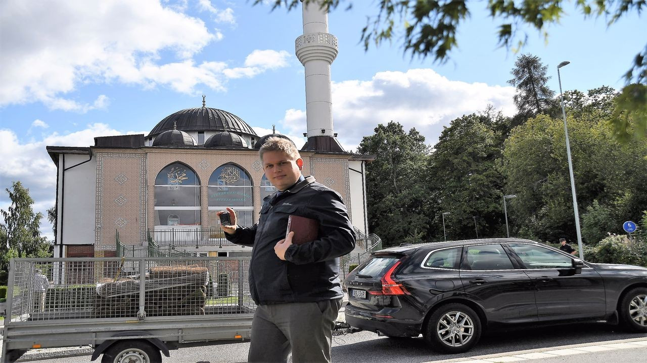 İsveç'te Türk camisi önünde provokasyon