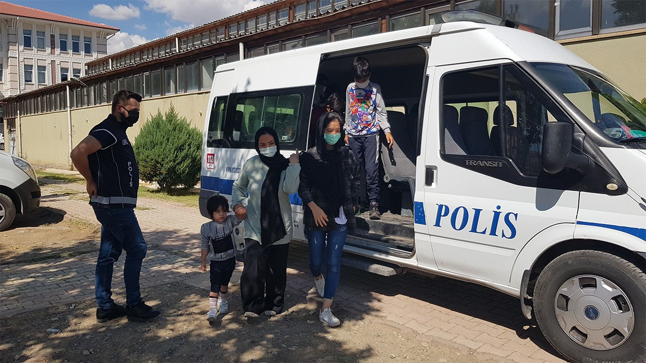 Erzincan'da 16 göçmen yakalandı