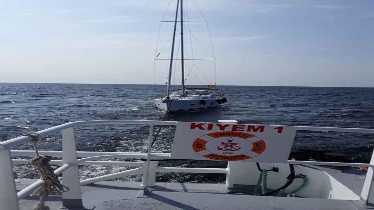 Çanakkale Boğazında yakıtı azalan tekne kurtarıldı