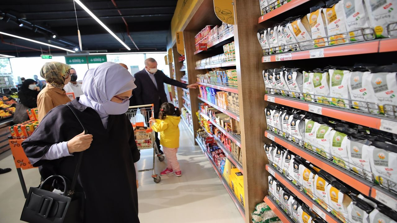 Cumhurbaşkanı Erdoğan, bir marketi ziyaret etti