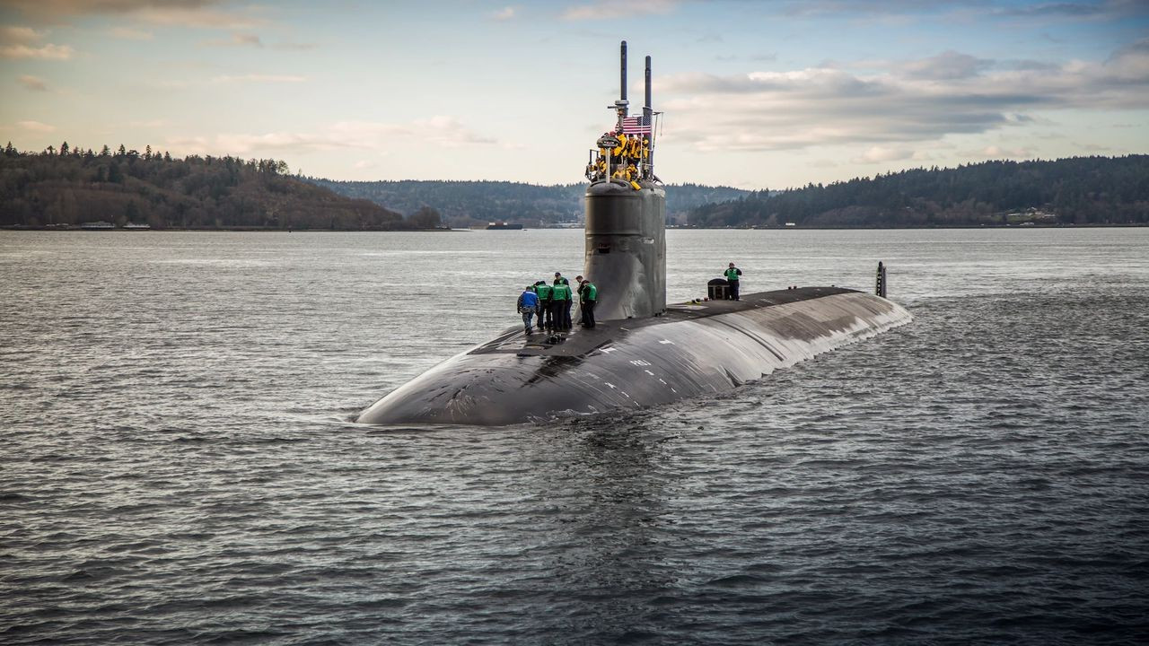 ABD denizaltısı bilinmeyen bir cisme çarptı