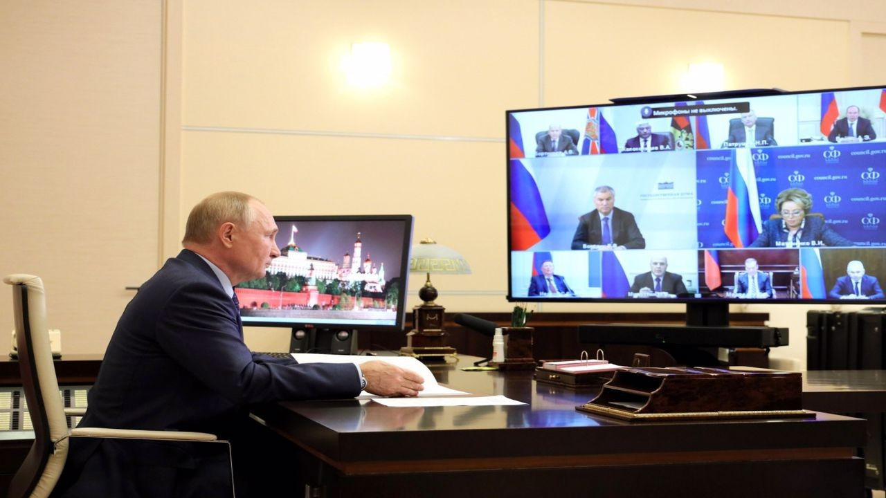 Öksürdüğü fark edilen Putin: 'Her şey yolunda'