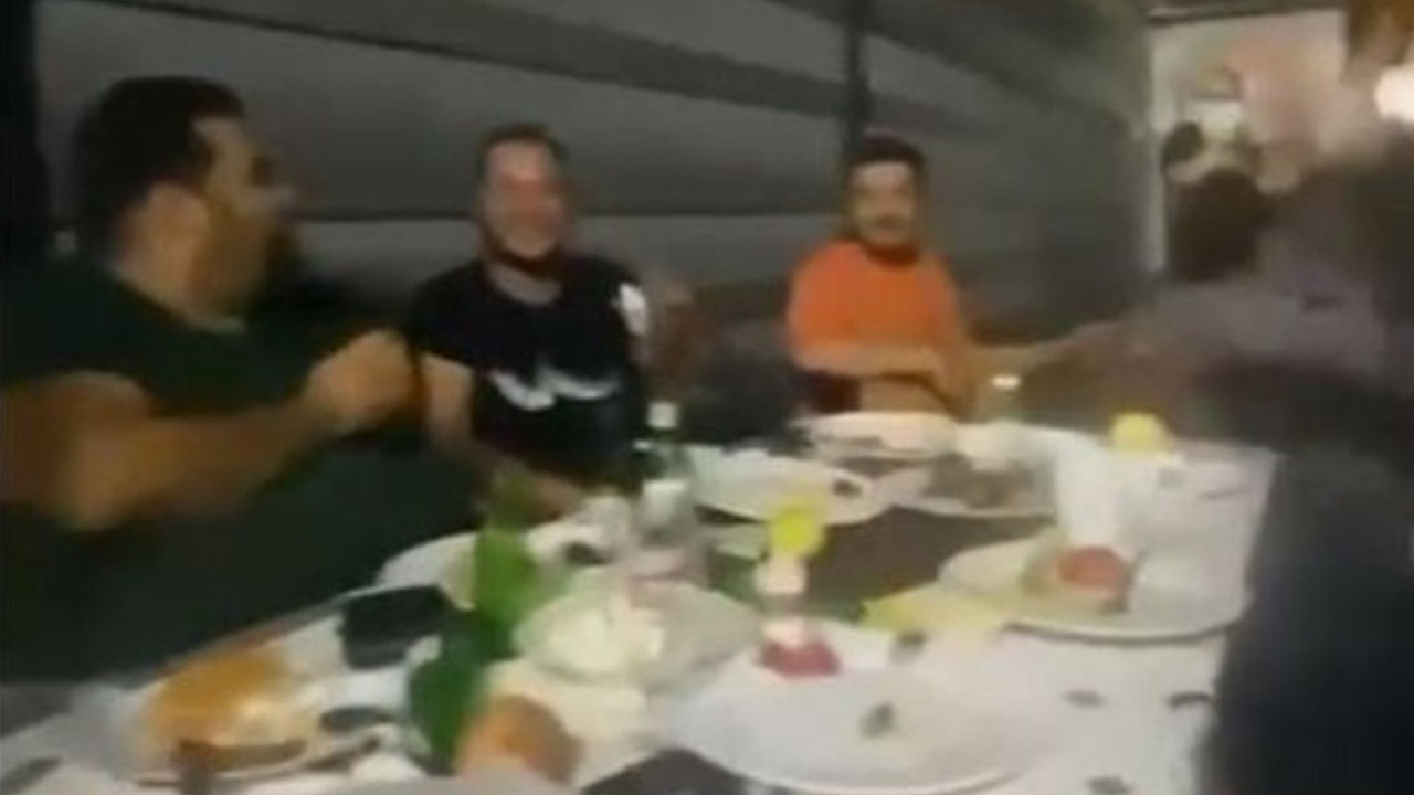 Hareket halindeki TIR'da içki sofrası