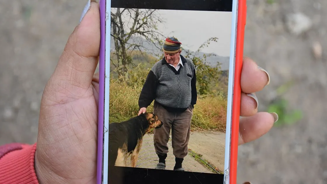 Trabzon'da sahibi vefat eden köpek mezarın başından ayrılmıyor