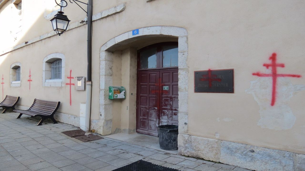 Fransa'da 3 camiye İslamofobik saldırı