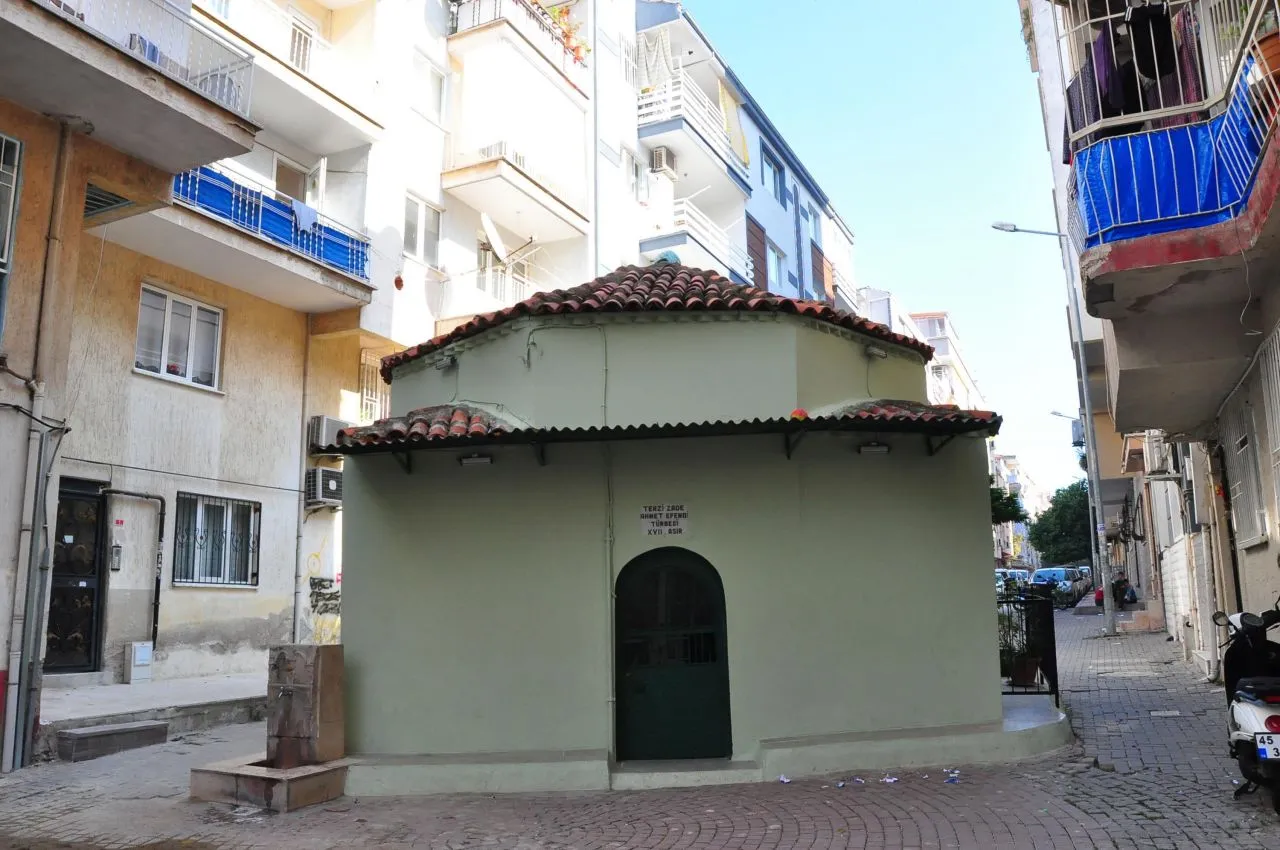 Sokağı ikiye bölen türbe görenleri şaşırtıyor
