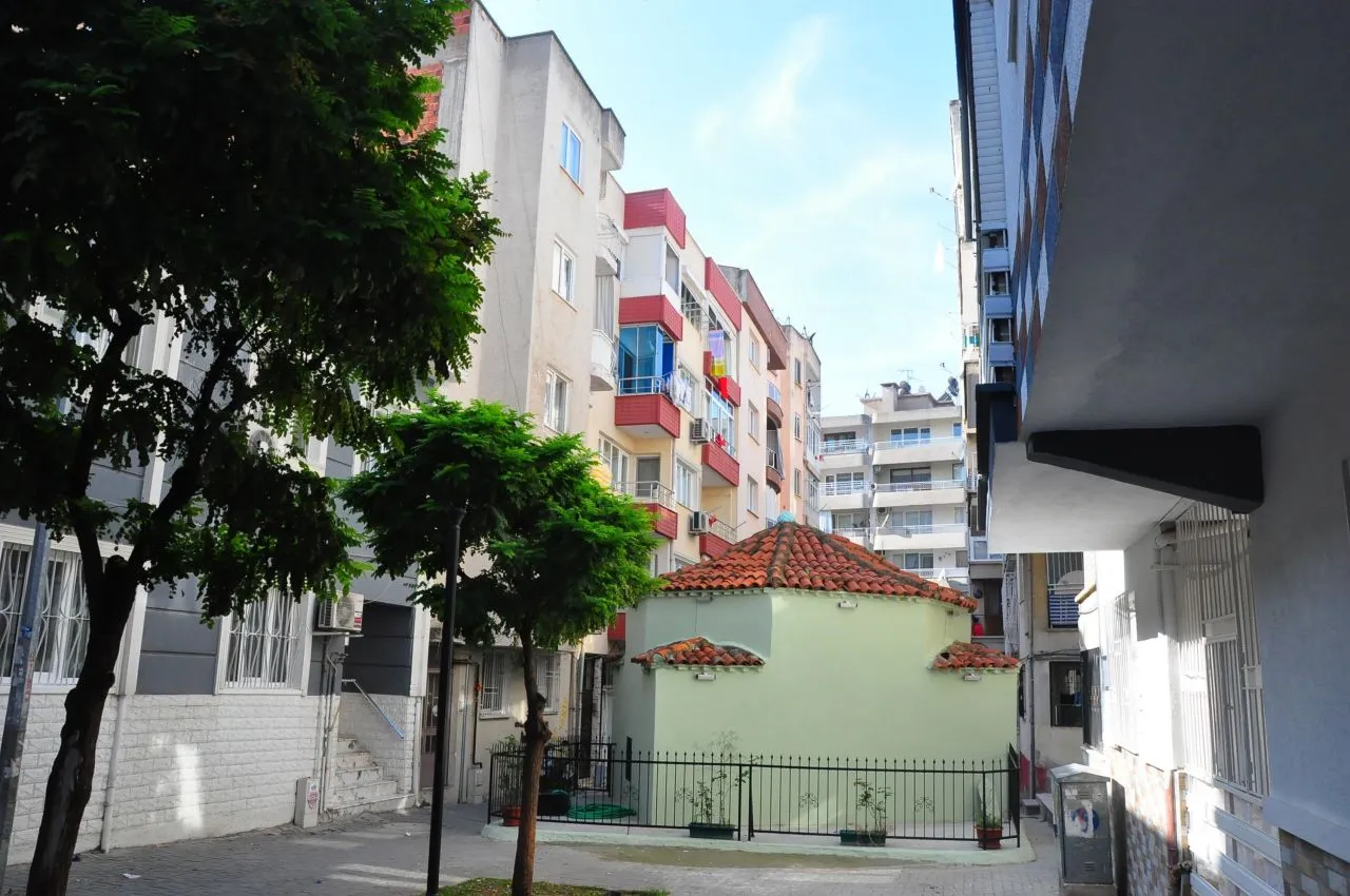 Sokağı ikiye bölen türbe görenleri şaşırtıyor