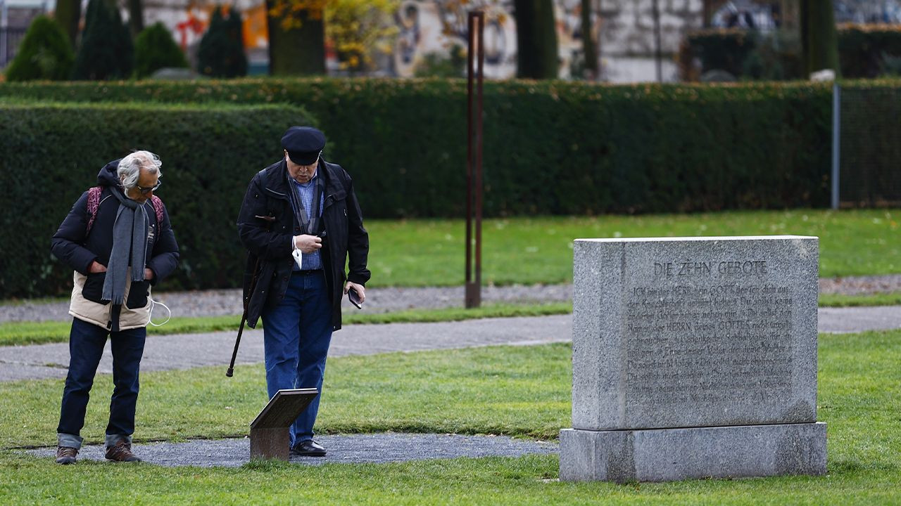 Berlin Duvarı'nın yıkılışının 32. yıl dönümü - Sayfa 1