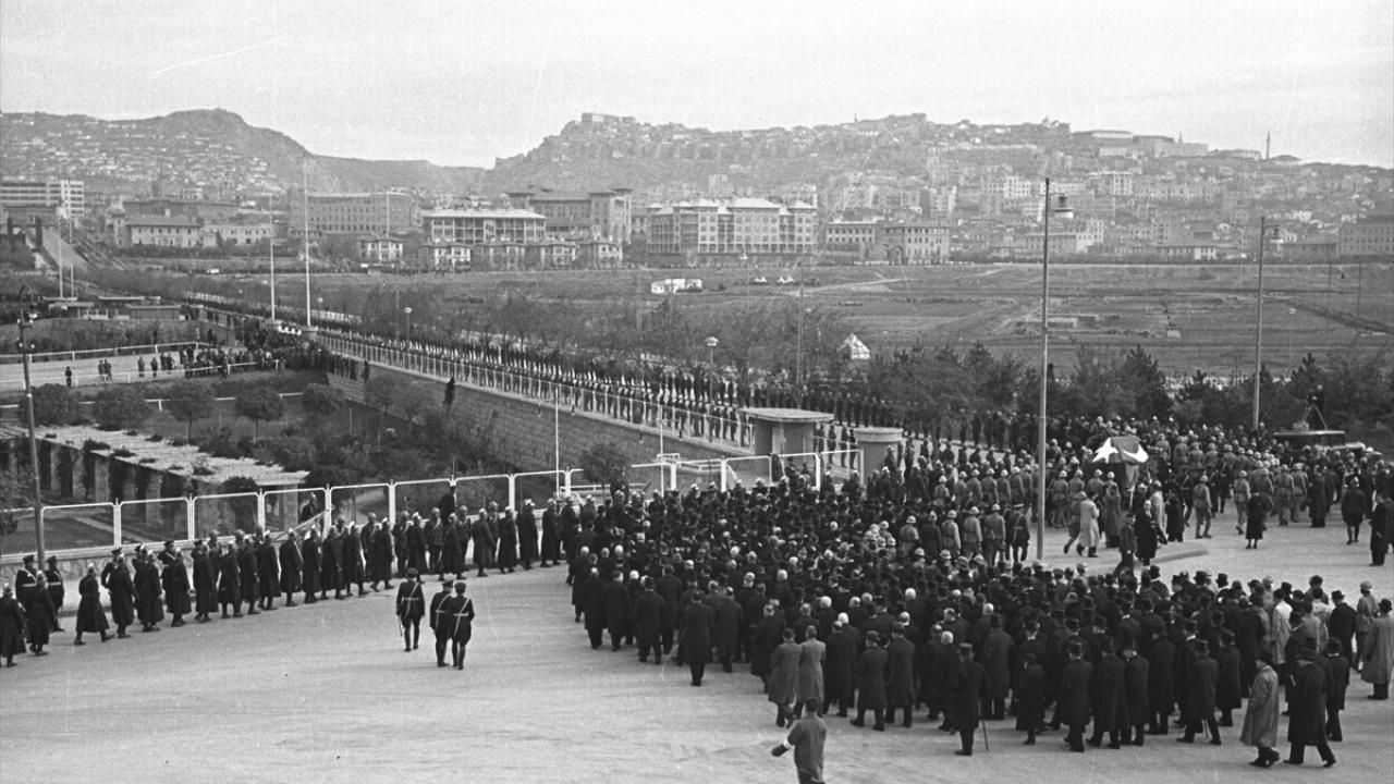 Büyük Önder Atatürk'ün ebediyete intikali - Sayfa 12