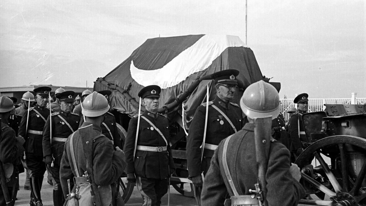 Büyük Önder Atatürk'ün ebediyete intikali - Sayfa 13