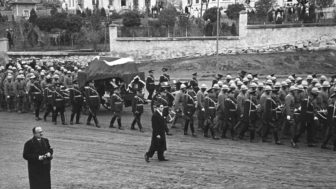 Büyük Önder Atatürk'ün ebediyete intikali - Sayfa 16