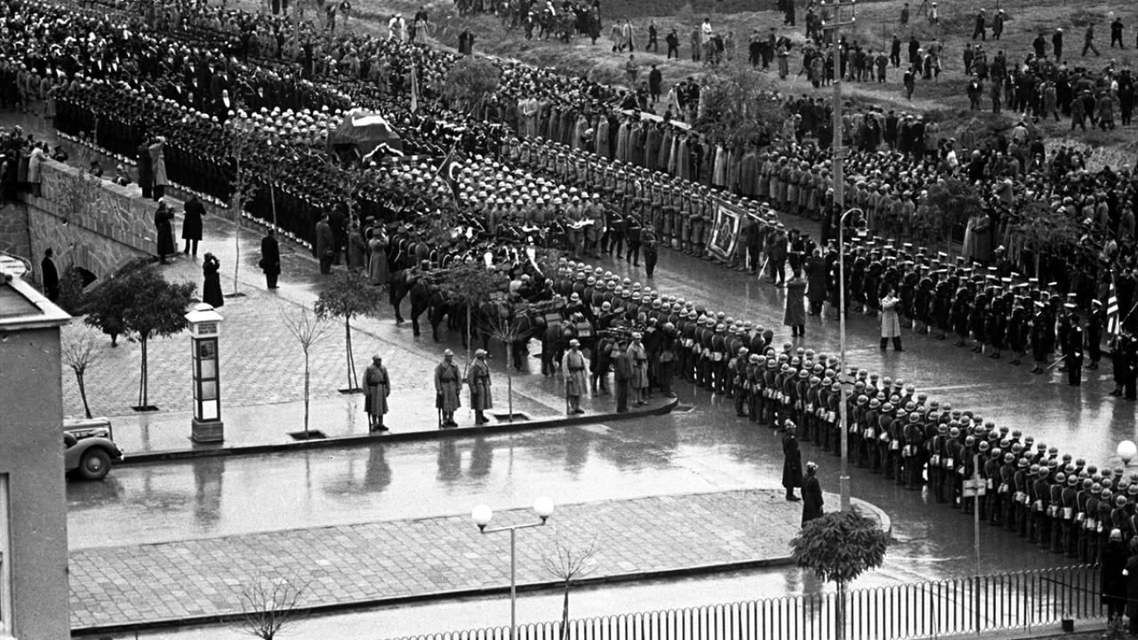 Büyük Önder Atatürk'ün ebediyete intikali - Sayfa 17