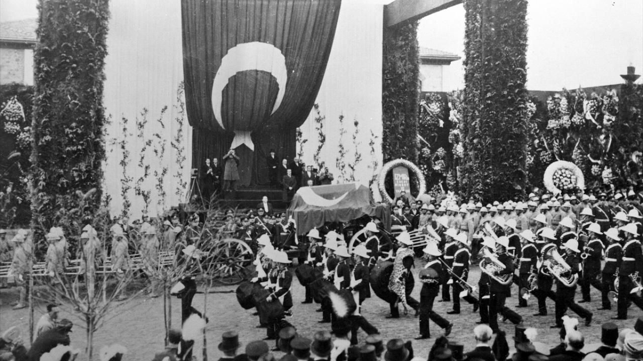 Büyük Önder Atatürk'ün ebediyete intikali - Sayfa 18