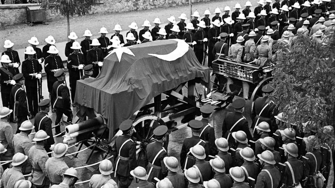 Büyük Önder Atatürk'ün ebediyete intikali - Sayfa 19