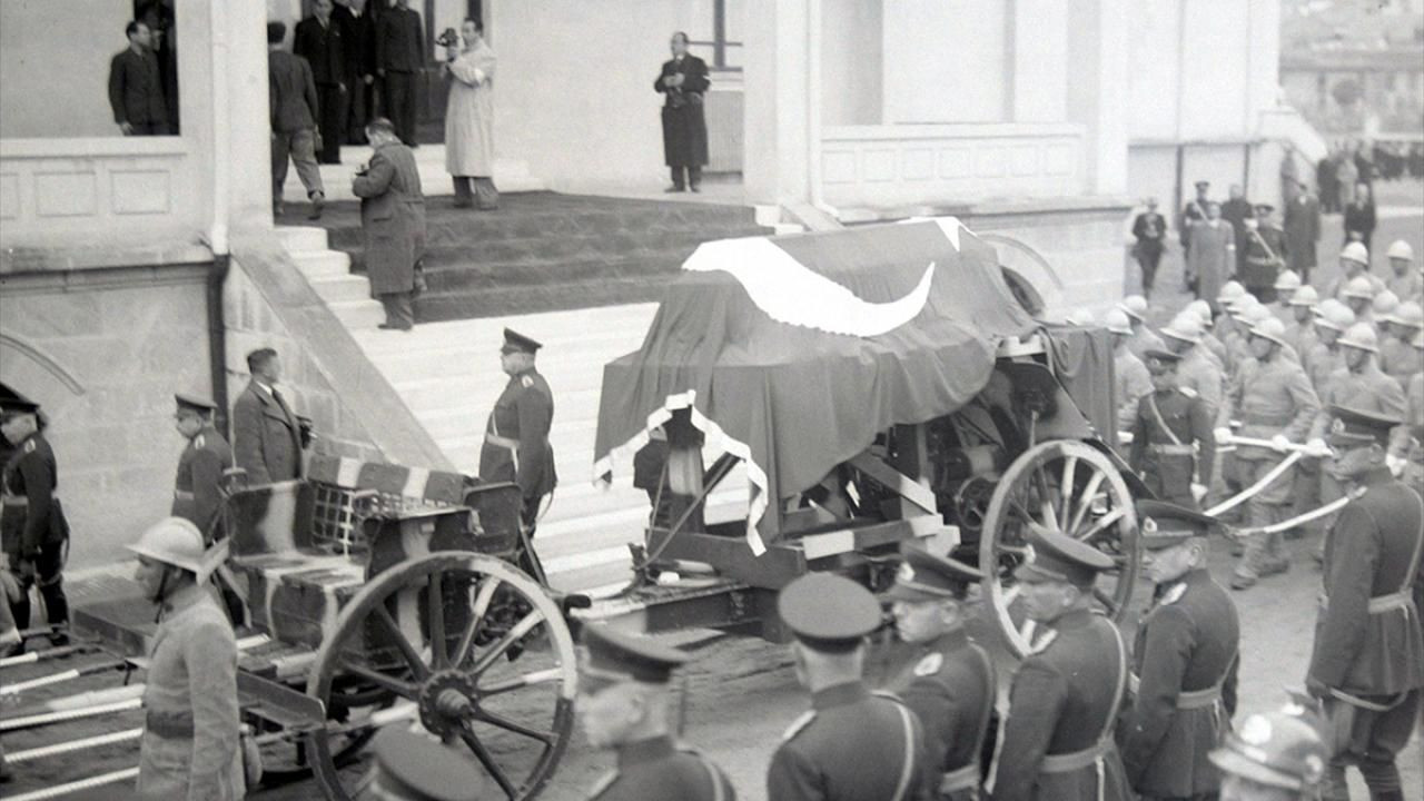 Büyük Önder Atatürk'ün ebediyete intikali - Sayfa 21