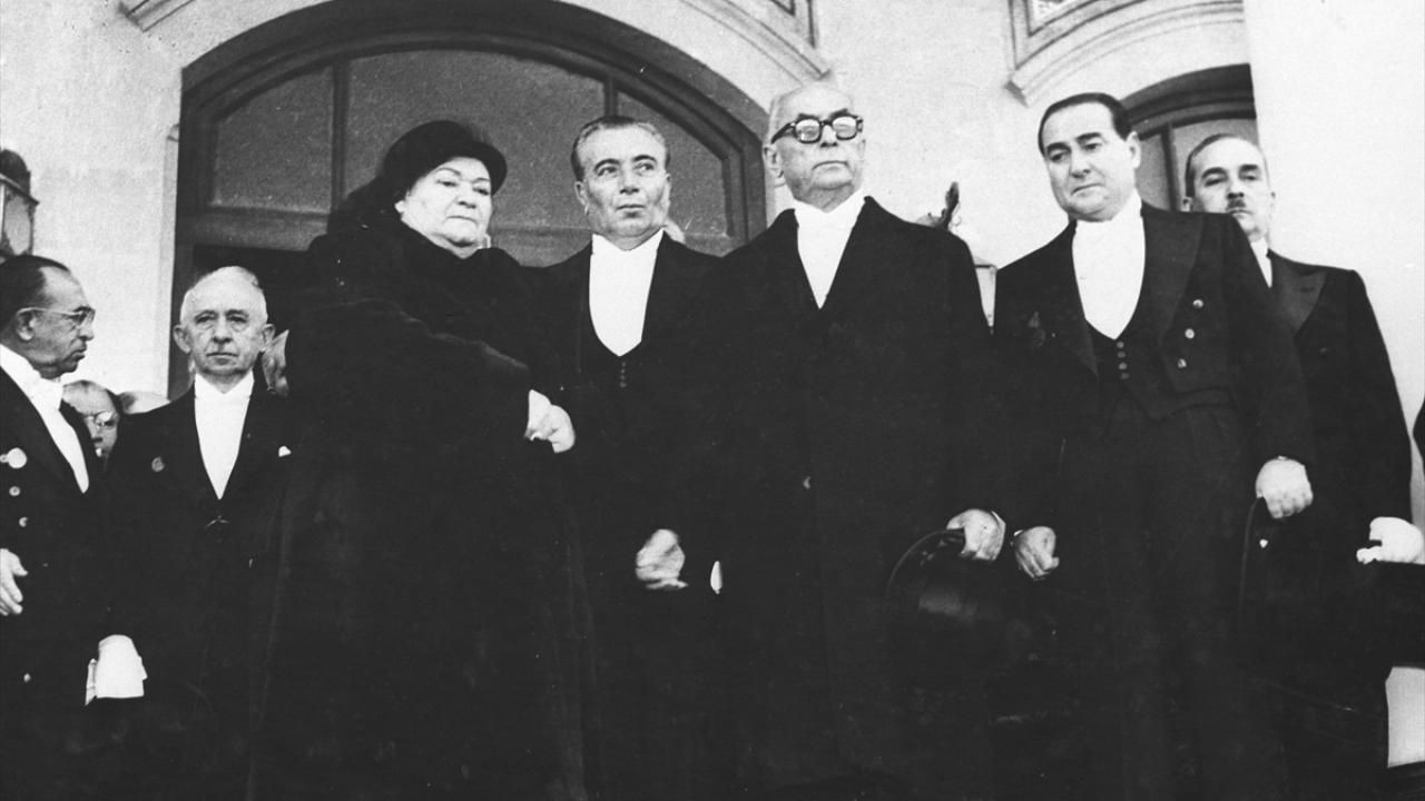 Büyük Önder Atatürk'ün ebediyete intikali - Sayfa 23