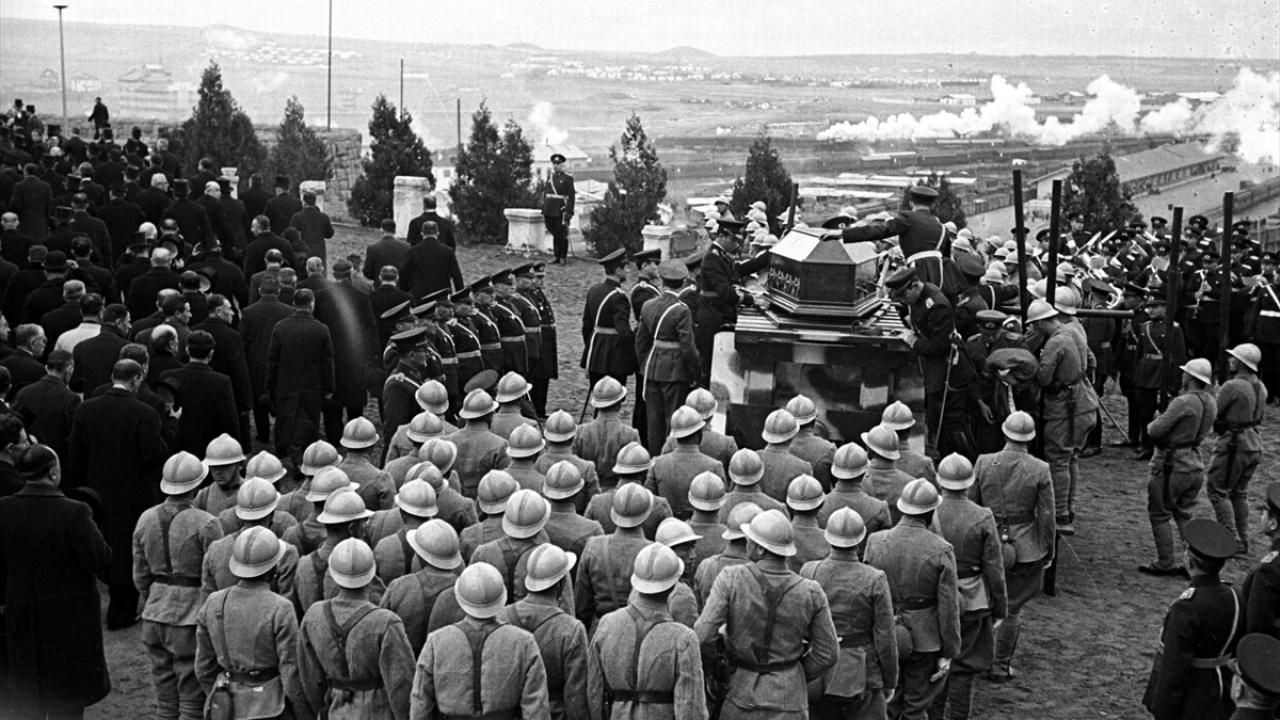 Büyük Önder Atatürk'ün ebediyete intikali - Sayfa 24