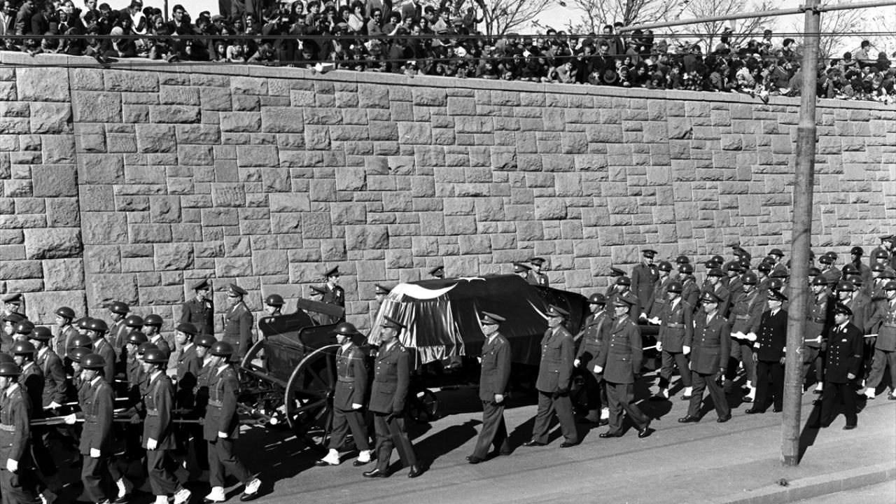 Büyük Önder Atatürk'ün ebediyete intikali - Sayfa 33
