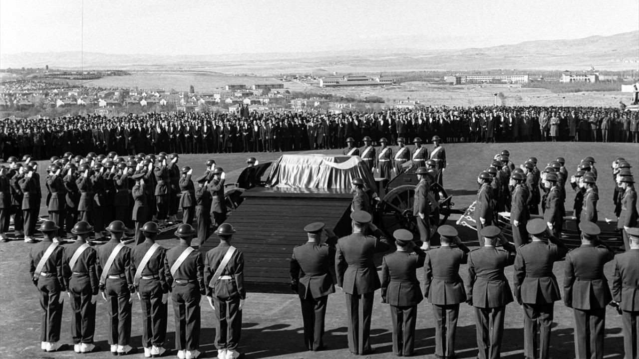 Büyük Önder Atatürk'ün ebediyete intikali - Sayfa 34