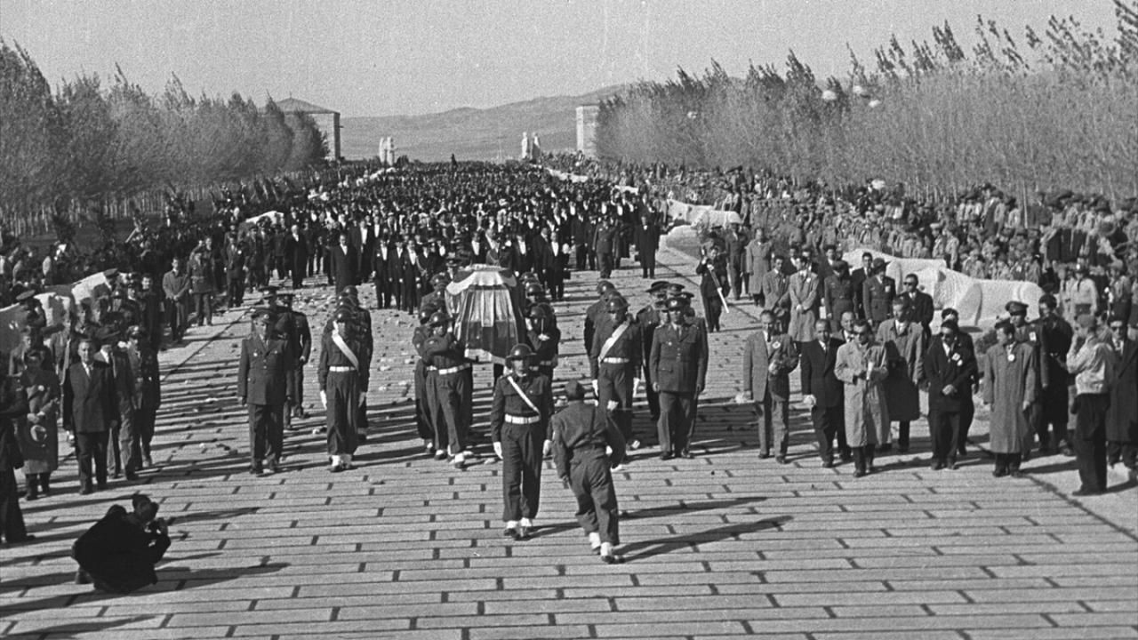 Büyük Önder Atatürk'ün ebediyete intikali - Sayfa 35