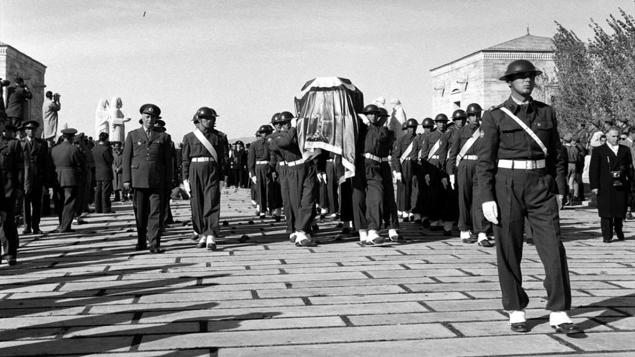 Büyük Önder Atatürk'ün ebediyete intikali - Sayfa 36