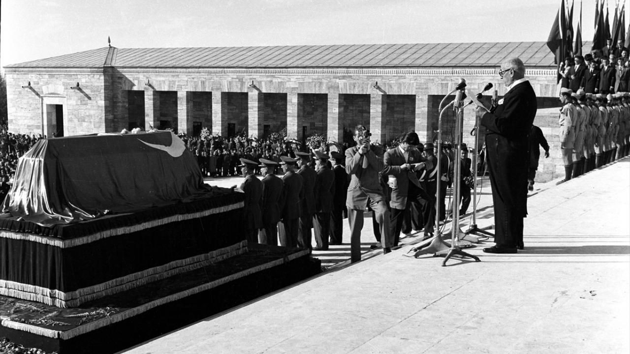 Büyük Önder Atatürk'ün ebediyete intikali - Sayfa 37