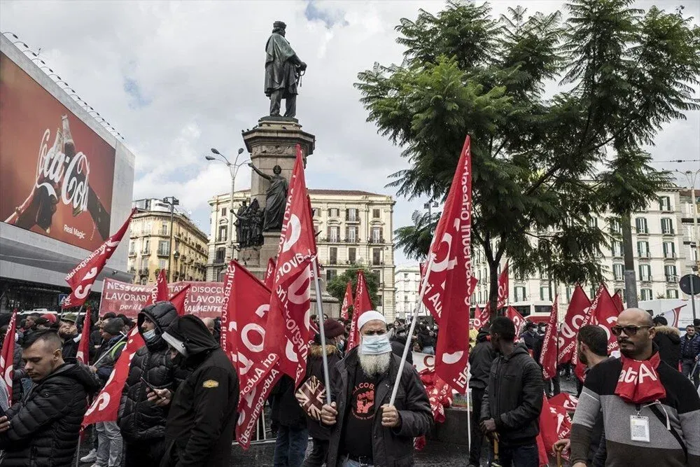 Napoli'de işsizlik ve işten çıkarmalara karşı gösteri düzenlendi