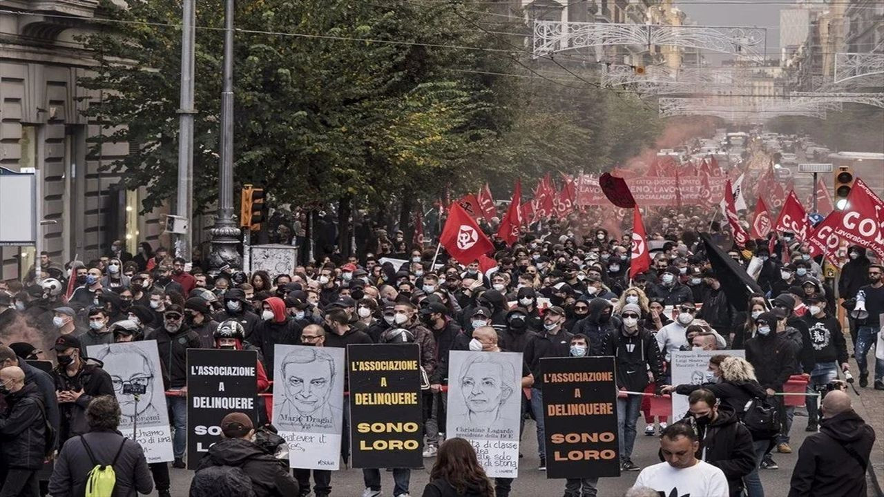 Napoli'de işsizlik ve işten çıkarmalara protesto