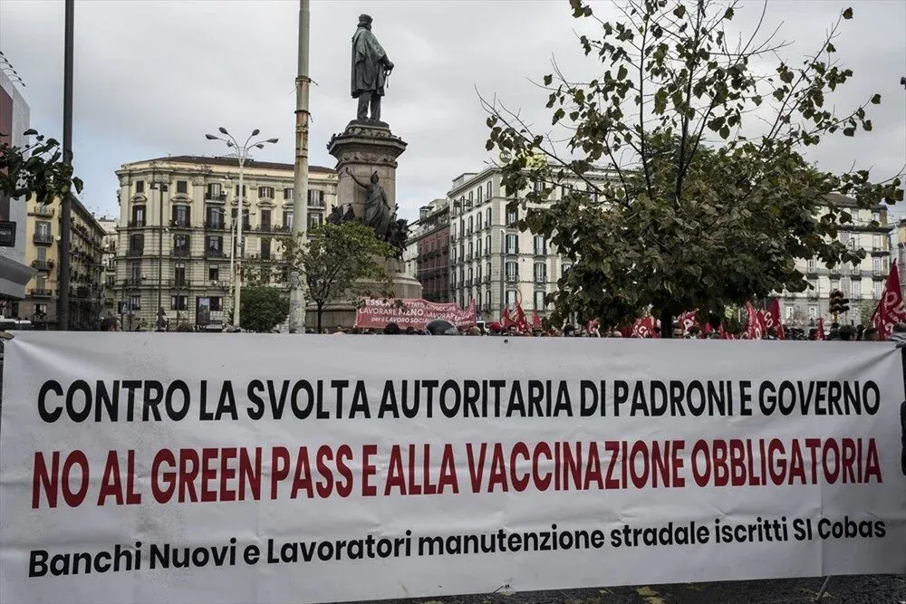 Napoli'de işsizlik ve işten çıkarmalara karşı gösteri düzenlendi